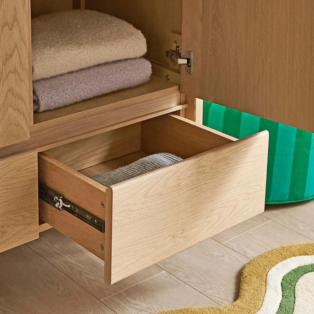 Lemari Pakaian Minimalis 3 Pintu dengan 3 Laci Penyimpanan - Gambar 4